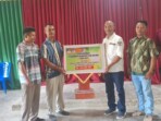 Plt. Kepala Dinas Pemadam Kebakaran dan Penyelamatan Tojo Una-Una, Alfred Leonard Lanu, S.H., M.A.P., menyerahkan bantuan hibah Rp100 juta untuk pembangunan Gereja Firman Allah (GFA) Jemaat Anugerah Kasiala, Minggu, 16 November 2025, di Kecamatan Ulubongka, Tojo Una-Una. (Foto: Budi Dako)
