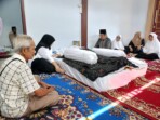 Mantan Bupati Touna,Drs Damsik Ladjalani saat melayat Alm. Syaiful Lapasiri di Rumah Wakil Bupati Touna, Hj. Surya, Lapasiri, Selasa (18/11/2025). Foto Buddy/ikn