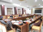 Komisi IV DPRD Kota Batam menggelar Rapat Dengar Pendapat Umum (RDPU) untuk mediasi perselisihan hubungan kerja di Kantor DPRD Kota Batam, Kamis, 20 November 2025. Rangkaian mediasi ini difasilitasi Komisi IV dengan menghadirkan pihak perusahaan, mantan pekerja, serta Dinas Tenaga Kerja Kota Batam. (Foto: Dok. DPRD Kota Batam)