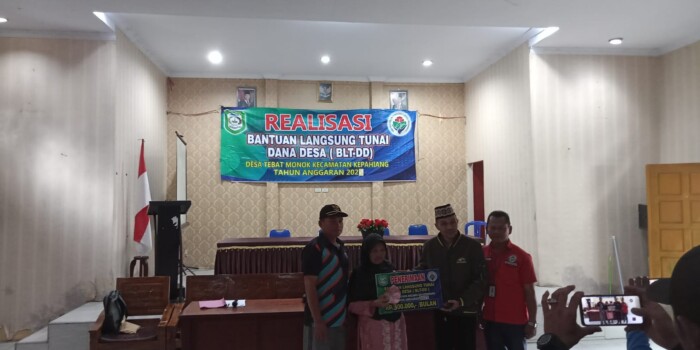 Kepala Desa Tebat Monok, Zulkarnain, menyerahkan Bantuan Langsung Tunai Dana Desa (BLT DD) Tahun Anggaran 2025 kepada salah satu warga penerima manfaat di Balai Desa Tebat Monok, Kecamatan Kepahiang, Jumat (21/11/2025). Sebanyak 38 keluarga menerima bantuan untuk memperkuat ketahanan ekonomi masyarakat desa. (Foto: Syil/ikn)