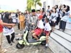 Upacara peringatan Hari Guru Nasional ke-80 di halaman Kantor Bupati Boltim, Selasa, 25 November 2025, dipimpin Wakil Bupati Argo V. Sumaiku. Foto: Muklas/IKN