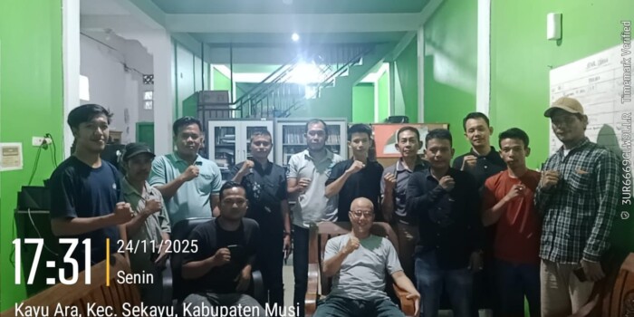 Awak media online Musi Banyuasin mengikuti diskusi hukum dan strategi solidaritas di Kantor Advokat Indah Fikri, Sekayu, Senin, 25 November 2025. Foto: Puput/IKN