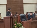 Gubernur Sulawesi Utara Mayjen TNI (Purn) Yulius Selvanus SE menghadiri Rapat Paripurna DPRD Sulut tentang pengesahan APBD dan Propemperda 2026 di Ruang Paripurna, Rabu, 26 November 2025. Foto: Syil/IKN