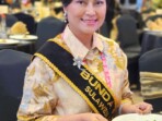 Bunda PAUD Sulawesi Utara, Ny. Anik Yulius Selvanus (tengah), menerima penghargaan “Bunda PAUD Sulawesi Utara Peduli PAUD” dari perwakilan Direktorat PAUD Kemendikbudristek dalam kegiatan Apresiasi Bunda PAUD Tingkat Nasional 2025 di Jakarta, Rabu, 12 November 2025. Foto: Syil/ikn