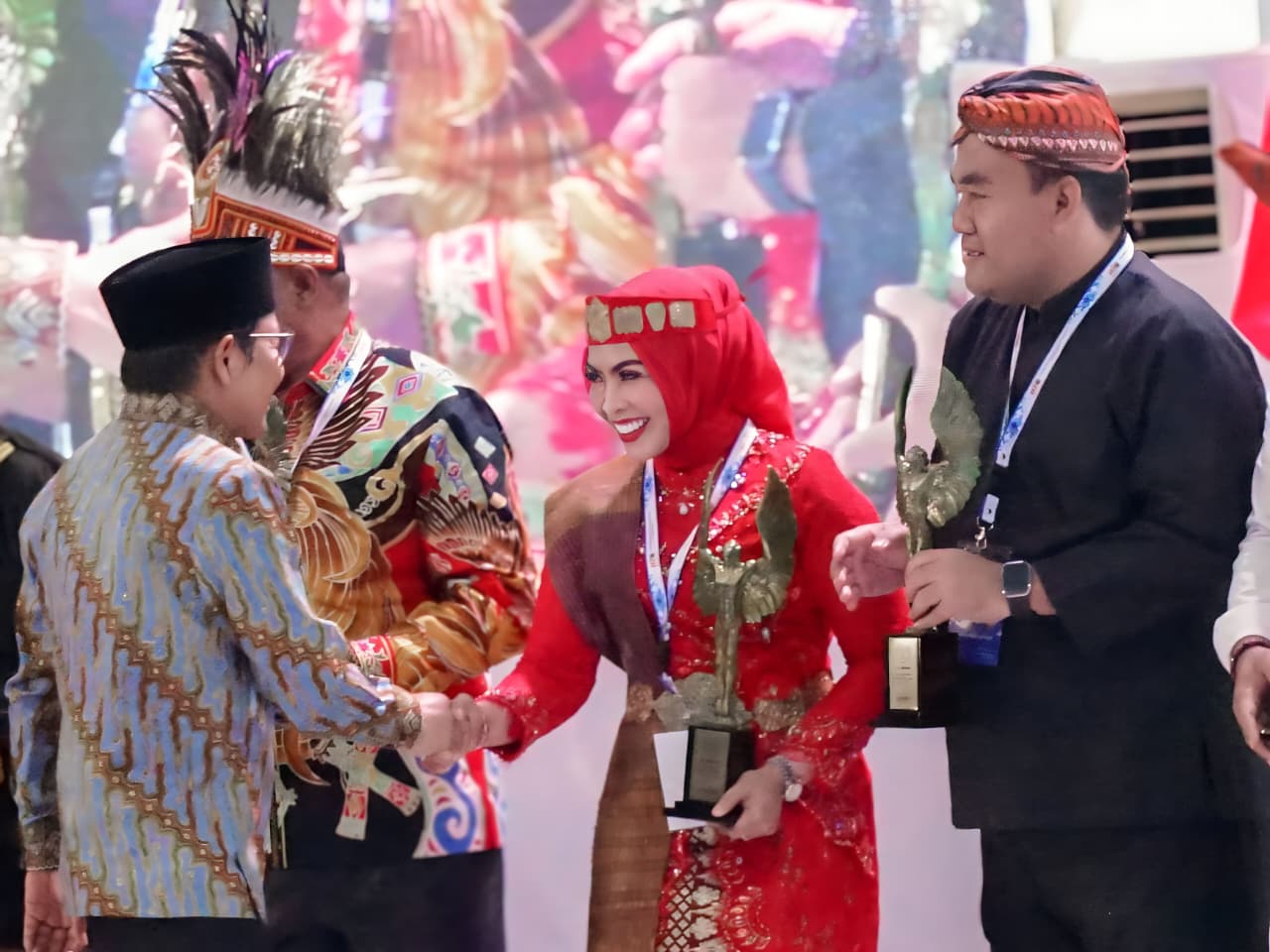 Balut Pakaian Adat Batak Toba, Bupati Labuhanbatu Terima Anugerah Kebudayaan PWI 2026